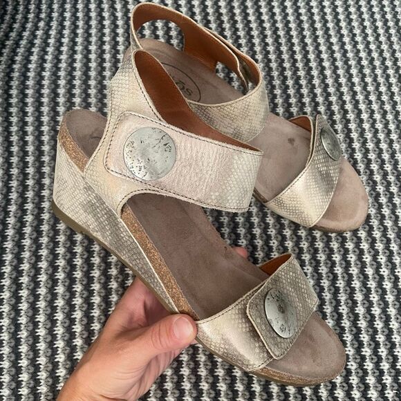Taos carousel 2 gold sandal wedge heel women’s shoe size 9-9.5 - Picture 1 of 10